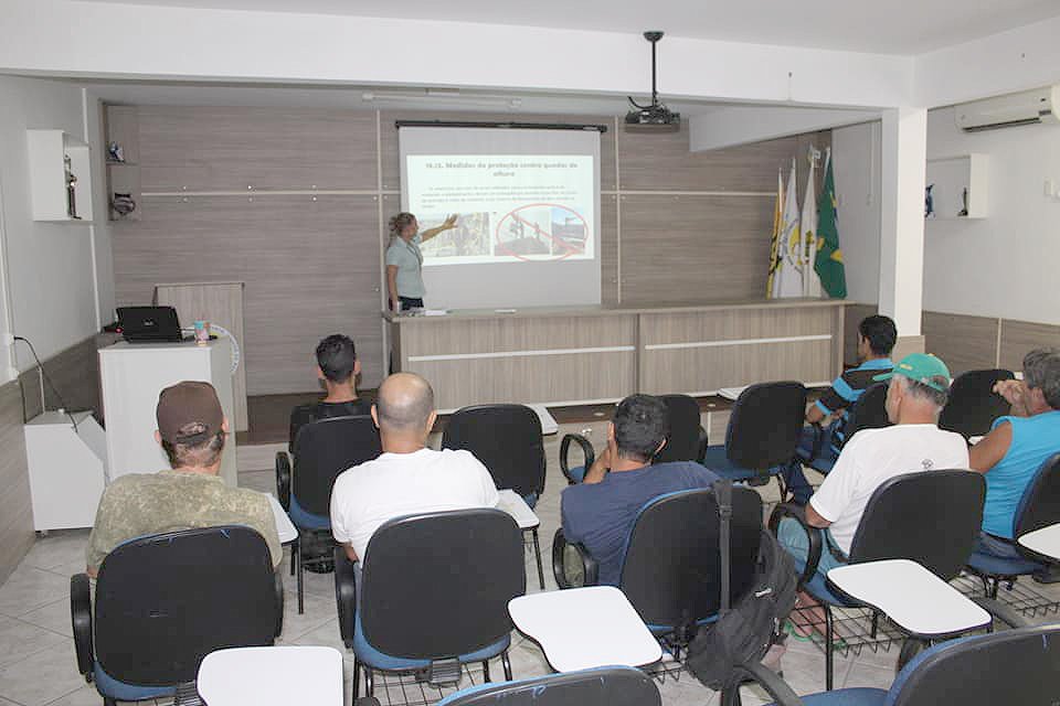 Aula ministrada pela técnica Kátia Regina Martins ocorreu no auditório